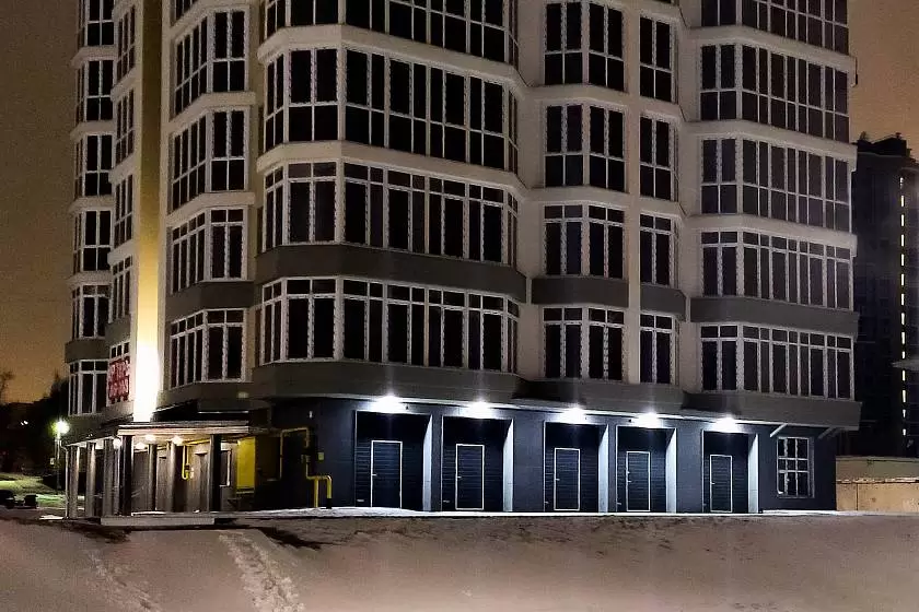 Ворота Prestige установлены в многоквартирном жилом доме с личными гаражами